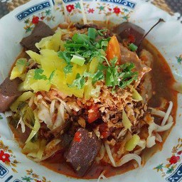 ก๋วยเตี๋ยวเส้นเล็กน้ำเงี้ยวตีนไก่