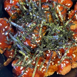 ข้าวไก่เผ็ดโรยสาหร่าย