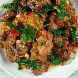 กะเพราพริกแห้งซี่โครง(เมนุสุดฮิต ขายดีสุดๆ) กับข้าว