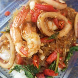 ผัดกระเพราวุ้นเส้น (ราดข้าว)