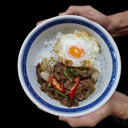 เนื้อผัดพริกไทยดำราดข้าว+ไข่ดาว