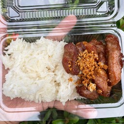 ข้าวเหนียวหมูทอดกระเทียม