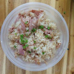 ข้าวผัดกระเทียมเบคอน