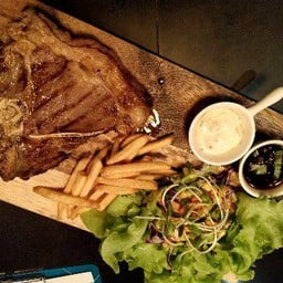 ละแวกนี้ Craft beer & bistro -