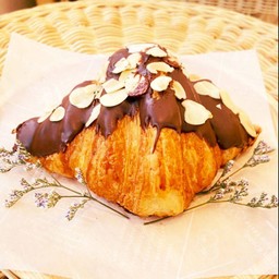 ครัวซองคช็อกโกแลตอัลมอนด์ chocolate almond croissant