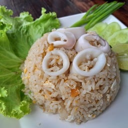 ข้าวผัดปลาหมึก