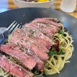 สปาเกตตีผัดพริกกระเทียมเนื้อสเต็ก