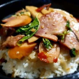 ข้าว กะเพราพริกแห้ง ไส้กรอก เเฮม หมูยอ  (ไม่มีไข่)