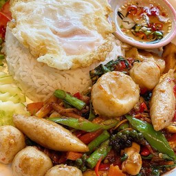 ข้าวผัดฉ่าลูกชิ้นปลา