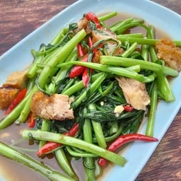 ผัดผักบุ้งไฟแดงหมูกรอบ