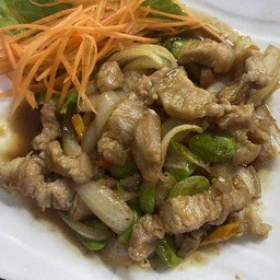 หมูสามชั้นผัดกะปิสะตอ