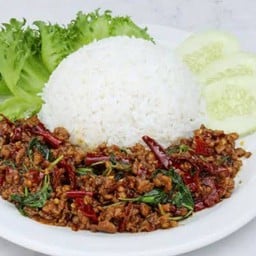 กระเพราหมูสับราดข้าว