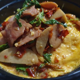 ข้าวกะเพรา ไข่ข้น( ไส้กรอก+เเฮม+หมูยอ)