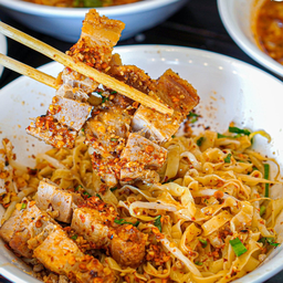 ก๋วยเตี๋ยว(หมูกรอบ)ต้มยำ