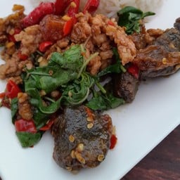 กระเพราไข่เยี่ยวม้า