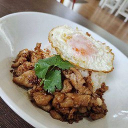 ทอดกระเทียม ราดข้าว