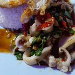 ข้าวกระเพราปลาหมึก