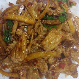 กระเพราหมูชิ้นหน่อไม้ดอง ราดข้าว