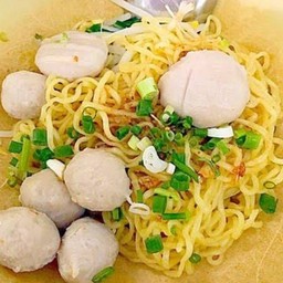 บะหมี่เหลืองแห้งลูกชิ้น