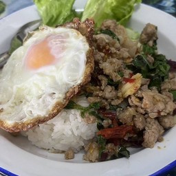 กะเพราหมูชิ้นราดข้าว+ไข่
