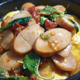 ข้าวกะเพราพริกแห้งไส้กรอก +ไข่ข้น