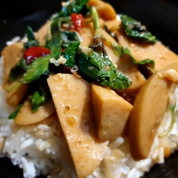 ข้าวกะเพราพริกแห้งหมูยอ(ไมีมีไข่)