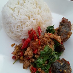 ข้าวกระเพราไข่เยี่ยวม้า