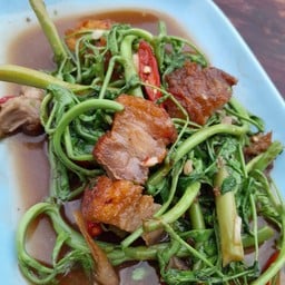 ผัดกระเฉดไฟแดงหมูกรอบ