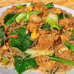 ผัดซีอิ๊วหมูชิ้นเส้นหมี่ขาว