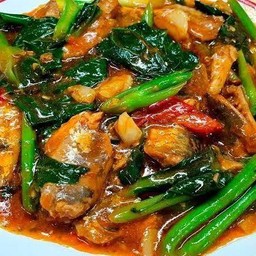 คะน้าปลากระป๋องราดข้าว