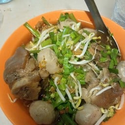 ก๋วยเตี๋ยวหมูเลียง เจ้ไก่หน้าวัดดงงู