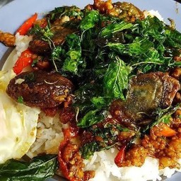 กระเพราหมูสับไข่เยี่ยวม้าราดข้าว