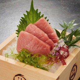 Chutoro Sashimi ปลาทูน่าส่วนท้องมันปานกลาง