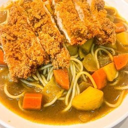 สปาเกตตี้แกงกะหรี่ไก่กรอบ