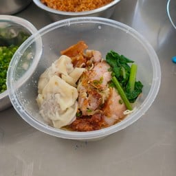 บะหมี่เกี๊ยวแห้ง หมูทอด