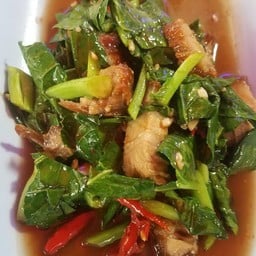 ผัดคะน้าหมูกรอบ