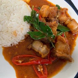 ข้าวผัดพริกแกงหมูกรอบ