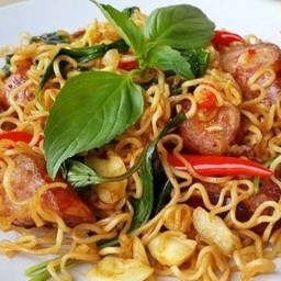 ผัดกระเพรามาม่าใส้กรอก