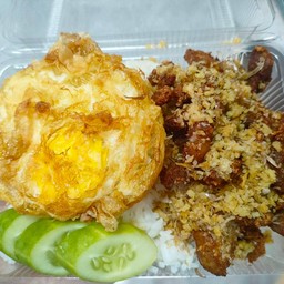 ข้าวหมูสามชั้นทอดกระเทียม