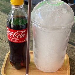 โค้ก ขนาด 330มล. พร้อมน้ำแข็ง1แก้ว