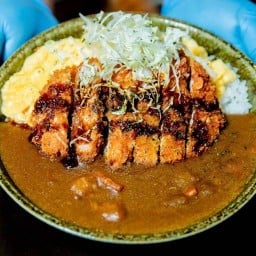 ข้าวแกงกระหรี่หมูทอดทงคัตสึ + ซุปมิโซะ