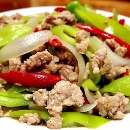 พริกหยวกหมูสับราดข้าว