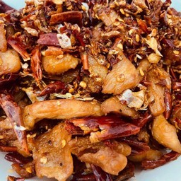 ไก่กระเทียมพริกแห้งราดข้าว