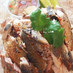 ข้าวหน้าปลาทูทอดจุ๊กกรุ๊วว พร้อมยำพริกน้ำปลาหอม