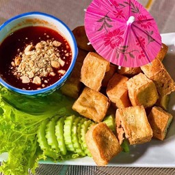 เต้าหู้ทอด น้ำจิ้มถั่ว