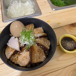 ข้าวหน้าหมูชาชูน้ำจิ้มแจ่ว