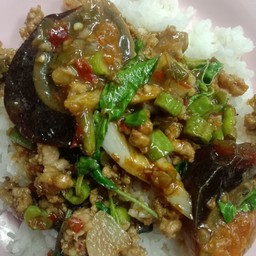 กะเพรากรอบไข่เยี่ยวม้า