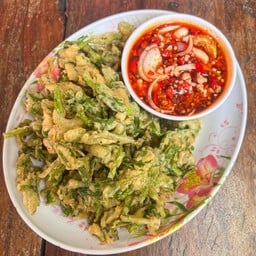 ยำผักบุ้งกรอบ