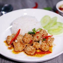 ข้าวกะเพราลูกชิ้นเนื้อ