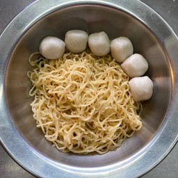 บะหมี่ลูกชิ้นปลา